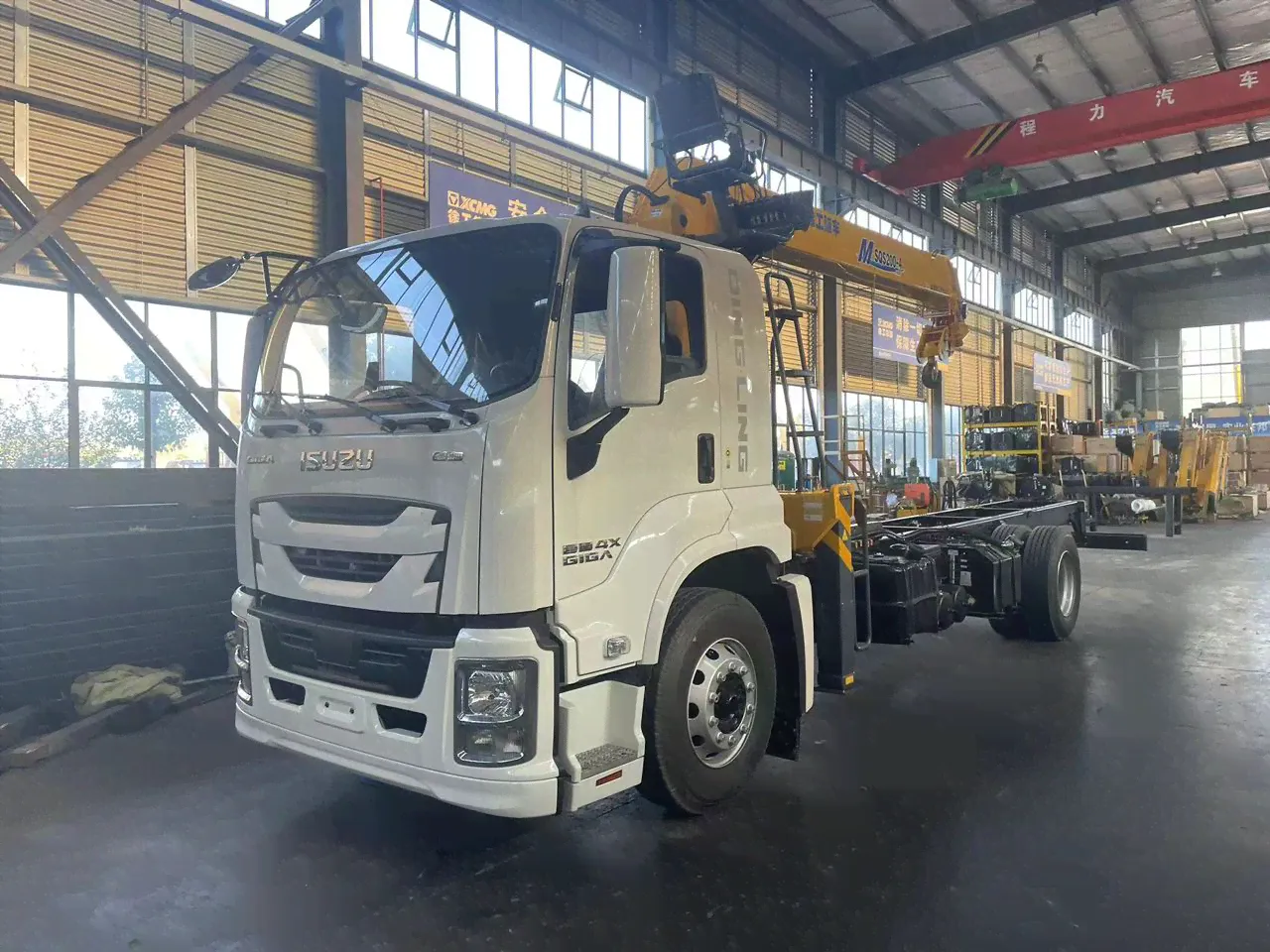ISUZU GIGA Бортовая платформа с КМУ 8 тонн